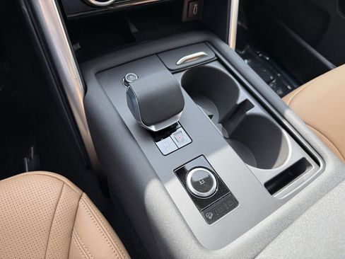 New 2026 Land Rover Discovery Dynamic SE image 23