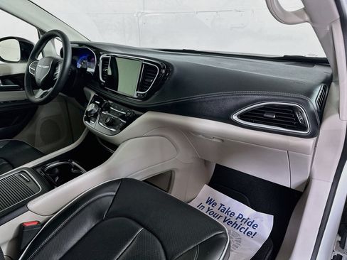 Used 2024 Chrysler Pacifica Limited FWD image 30