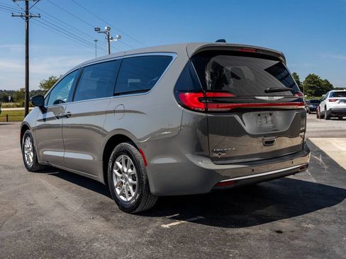 Used 2025 Chrysler Pacifica Select FWD image 3