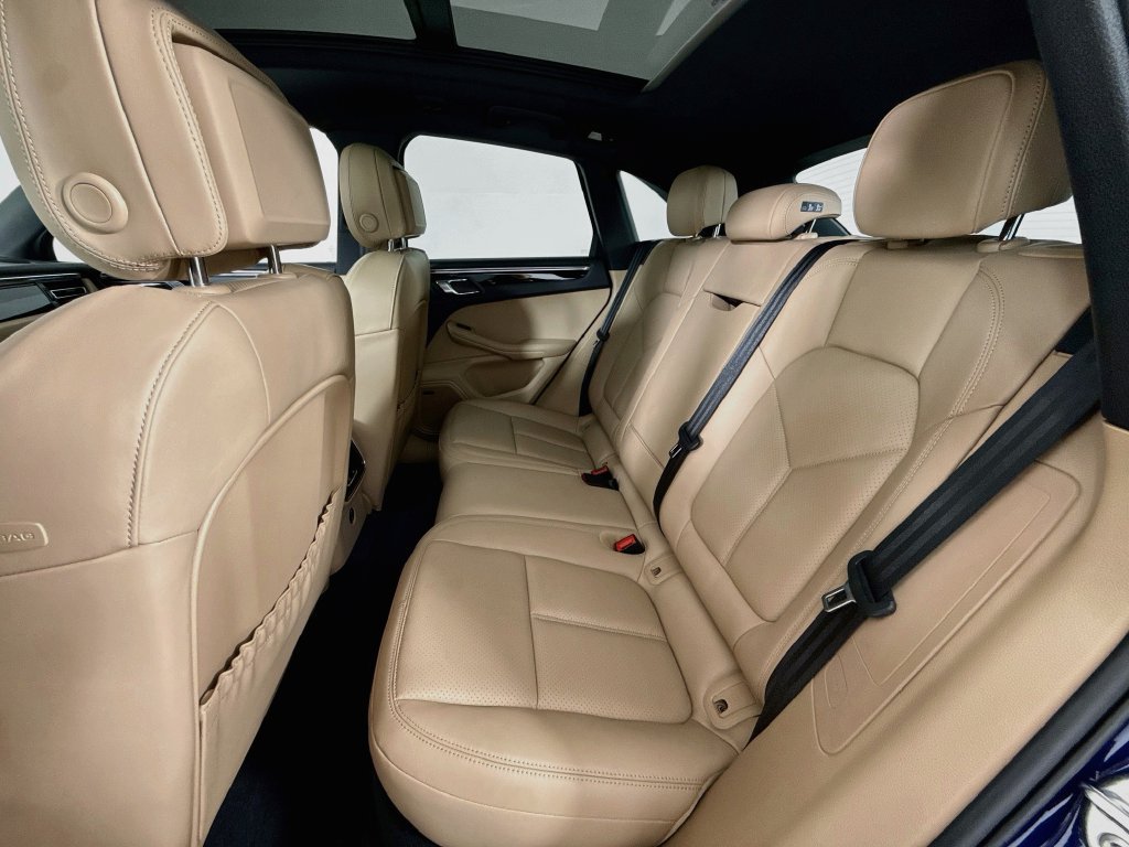 Certified 2025 Porsche Macan AWD/4WD image 24