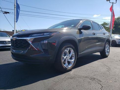 Used 2024 Chevrolet Trax LS w/ LS Convenience Package FWD image 3