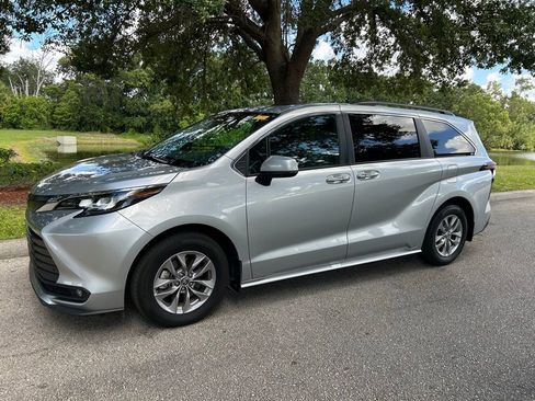 Used 2025 Toyota Sienna XLE FWD image 2