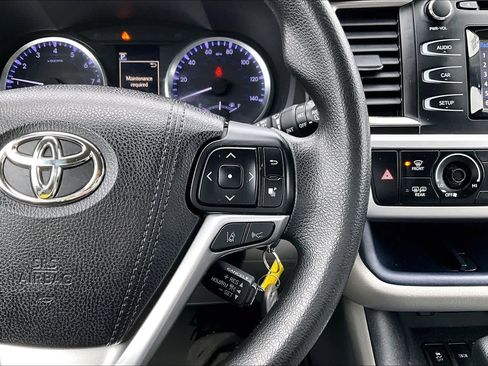 Used 2018 Toyota Highlander LE w/ Carpet Mat Package (TMS) image 45