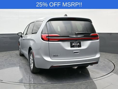 New 2026 Chrysler Pacifica Select image 5