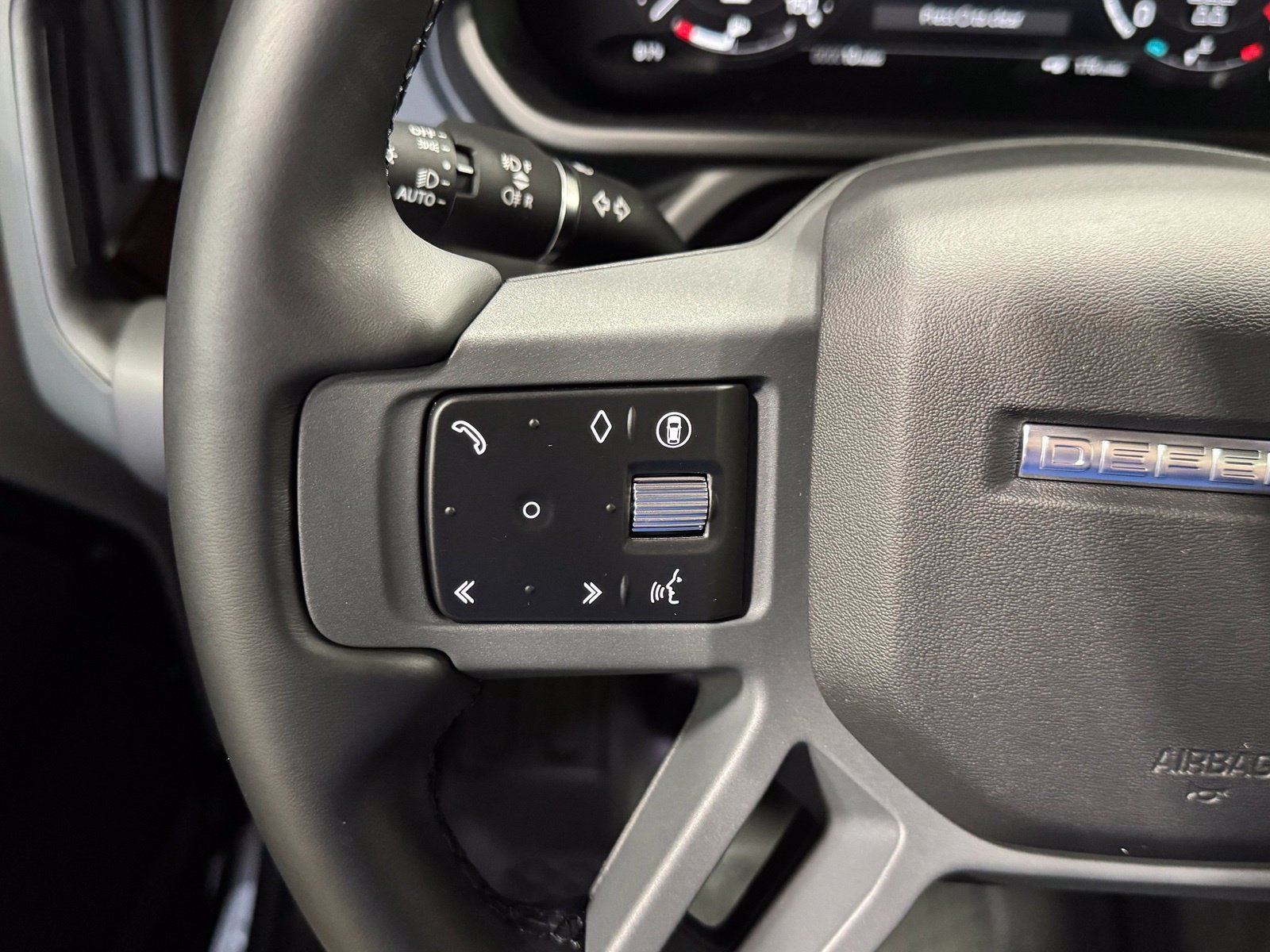New 2026 Land Rover Defender 110 X-Dynamic SE AWD/4WD image 19