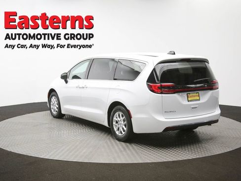 Used 2023 Chrysler Pacifica Touring-L image 65