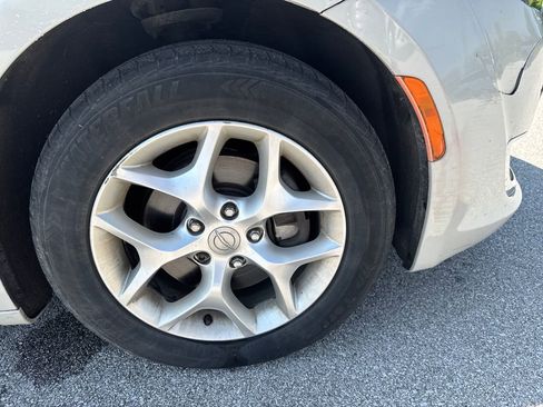 Used 2017 Chrysler Pacifica Touring-L w/ Tire & Wheel Group FWD image 24