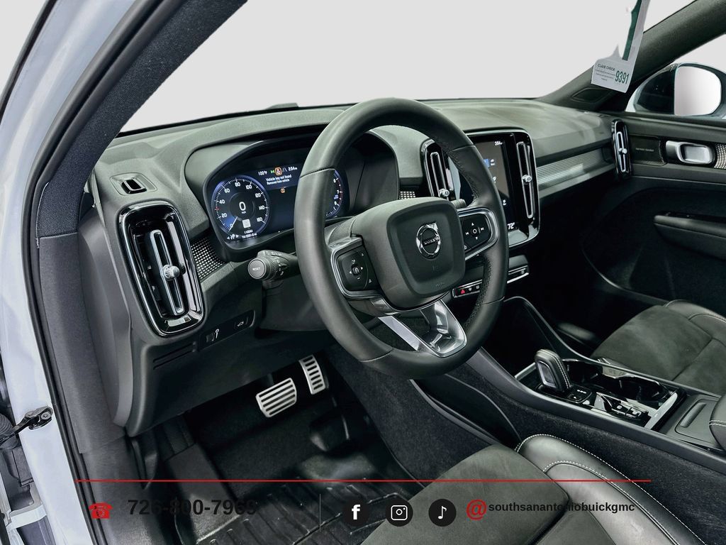 Used 2022 Volvo XC40 T5 R-Design w/ Advanced Package AWD/4WD image 10