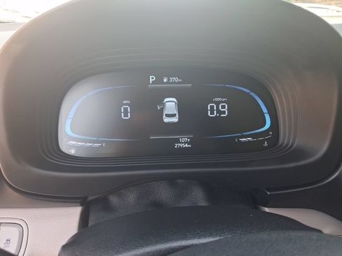 Used 2025 Hyundai Venue SEL FWD image 2
