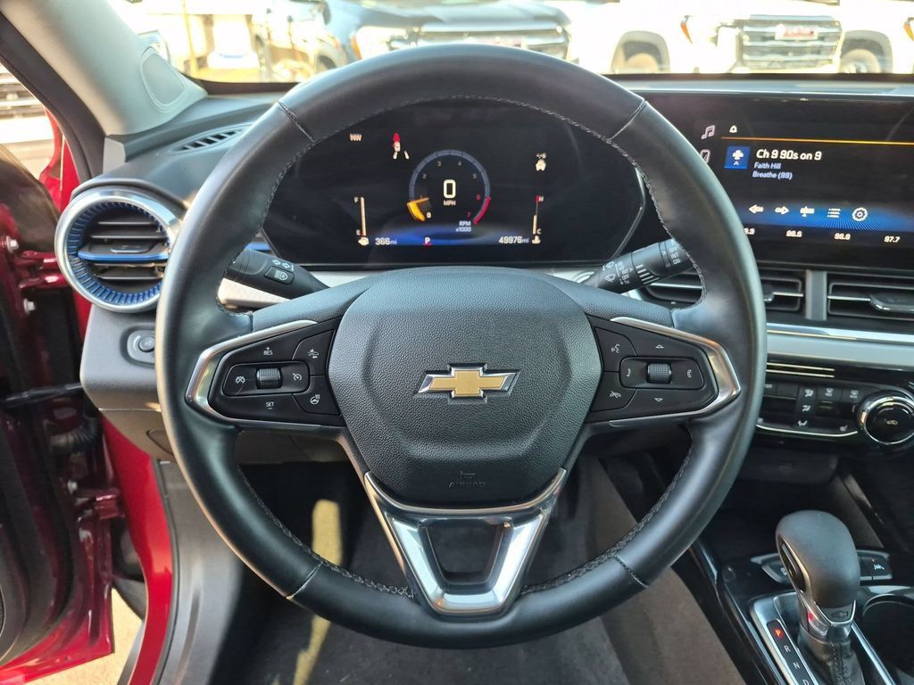 Used 2025 Chevrolet Trax LT w/ LT Convenience Package FWD image 23