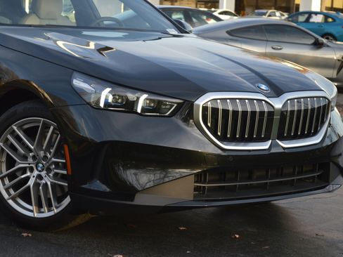Certified 2025 BMW 530i w/ Premium Package RWD image 2