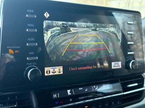 Used 2022 Toyota Sienna Platinum image 32