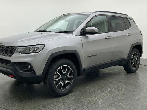 Used 2025 Jeep Compass Trailhawk AWD/4WD image 3