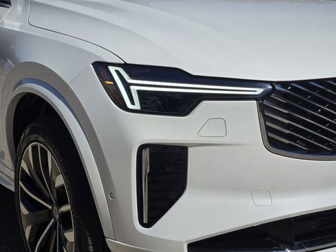 Certified 2025 Volvo XC90 T8 Plus w/ Protection Package Premier image 11