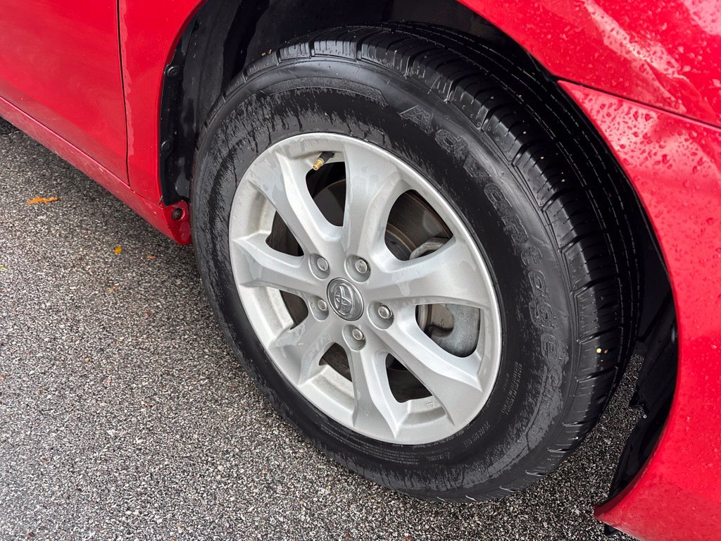 Used 2011 Toyota Camry LE FWD image 3
