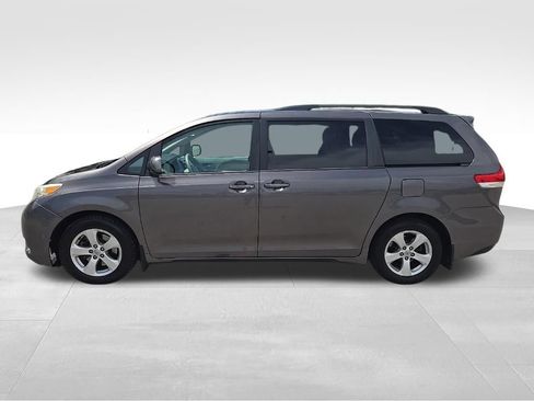 Used 2014 Toyota Sienna LE FWD image 9