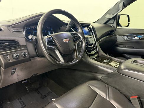 Used 2017 Cadillac Escalade Platinum AWD/4WD image 4