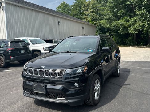 Used 2023 Jeep Compass Latitude w/ Convenience Group AWD/4WD image 1