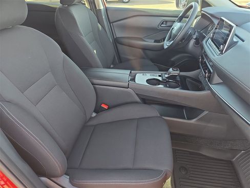 Used 2025 Nissan Rogue S image 10