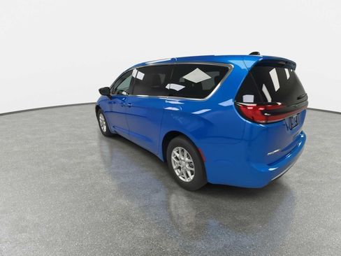 New 2027 Chrysler Pacifica Select FWD image 6