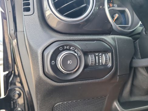 Used 2020 Jeep Wrangler Unlimited Sahara AWD/4WD image 31