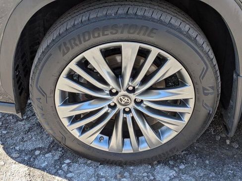 Used 2024 Toyota Highlander Platinum image 10