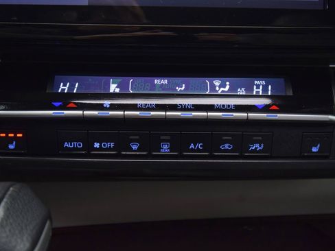 Used 2021 Toyota Sienna XLE image 36