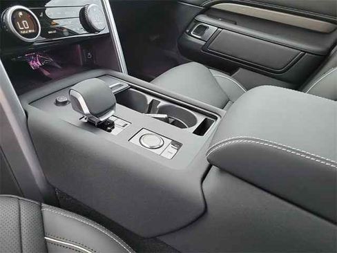 New 2024 Land Rover Discovery Metropolitan Edition AWD/4WD image 31