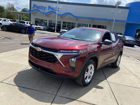 Used 2024 Chevrolet Trax LS FWD image 4