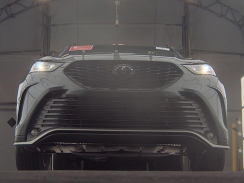 Used 2025 Toyota Highlander XSE image 3