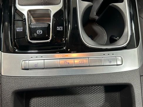 Used 2024 Kia Carnival EX FWD image 23