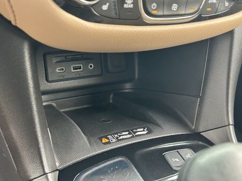 Used 2023 Chevrolet Equinox Premier FWD image 22