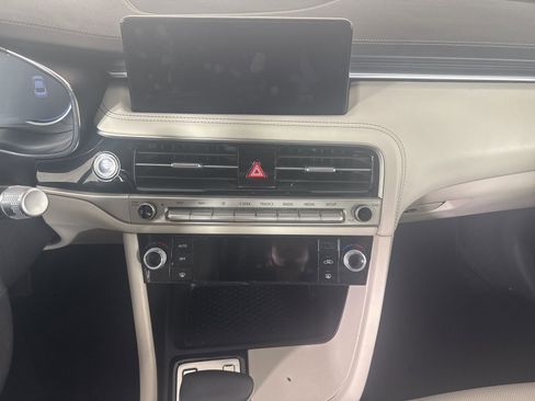 Used 2025 Genesis G70 2.5T RWD image 10