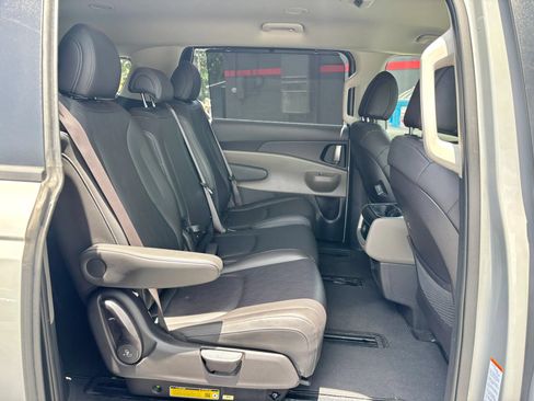 Used 2025 Kia Carnival EX FWD image 28