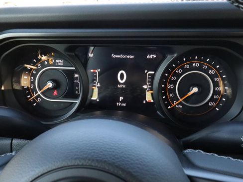 New 2025 Jeep Gladiator High Tide image 32