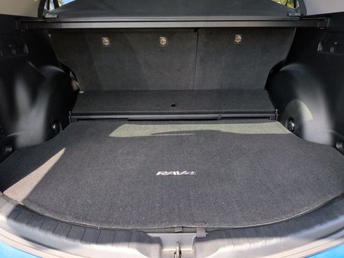 Used 2018 Toyota RAV4 XLE AWD/4WD image 40