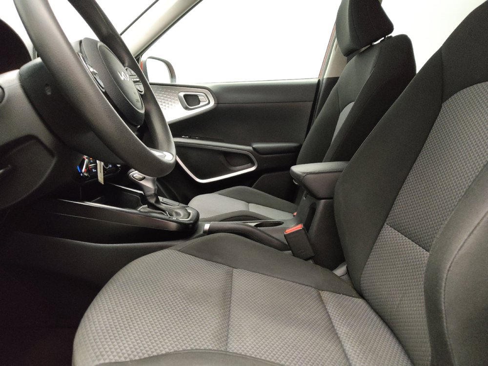 Used 2023 Kia Soul LX w/ LX Technology Package FWD image 17