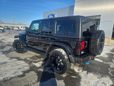 Used 2022 Jeep Wrangler Unlimited Sahara w/ Cold Weather Group image 7