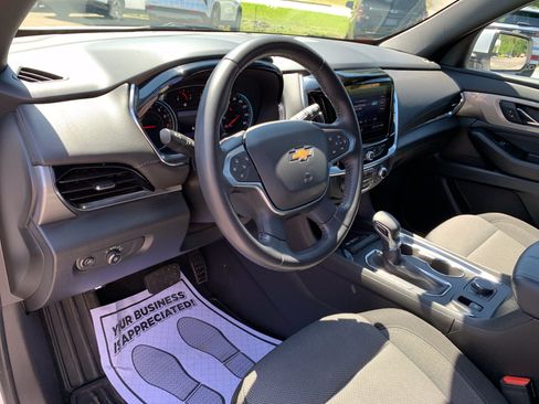 Used 2022 Chevrolet Traverse LT FWD image 11
