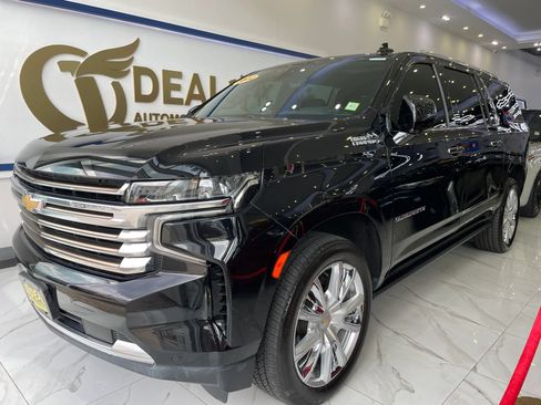 Used 2022 Chevrolet Suburban High Country w/ Premium Package AWD/4WD image 4