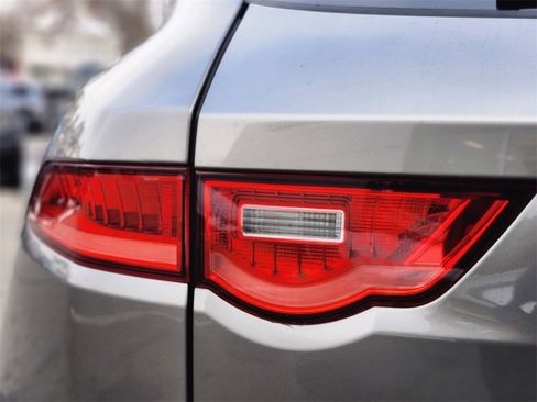 Used 2019 Jaguar F-PACE Prestige image 9