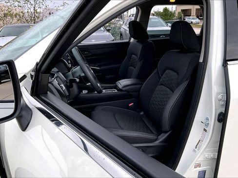 Used 2024 Nissan Pathfinder SV w/ Lighting Package (N92) image 7