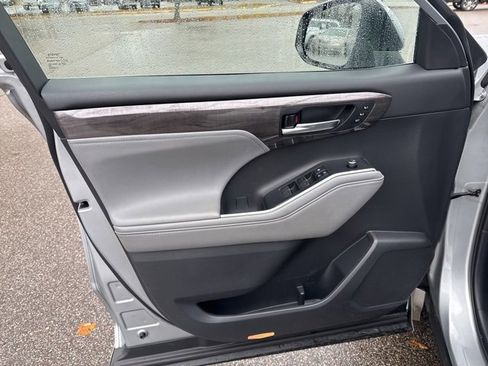 Used 2021 Toyota Highlander Limited image 16