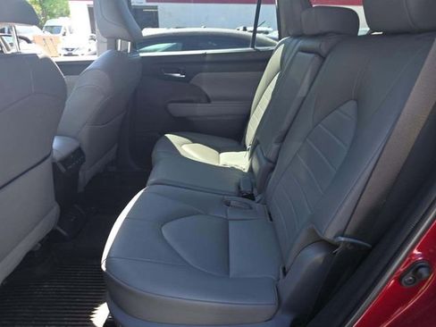 Used 2022 Toyota Highlander XLE AWD/4WD image 8