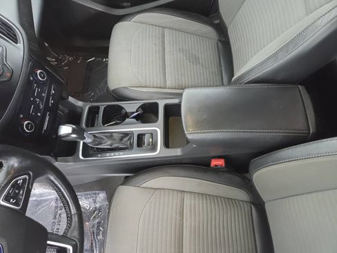 Used 2018 Ford Escape SE w/ SE Sport Appearance Package FWD image 17