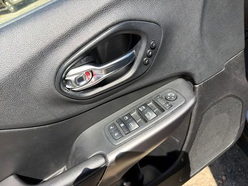 Used 2019 Jeep Cherokee Limited w/ Technology Group AWD/4WD image 12