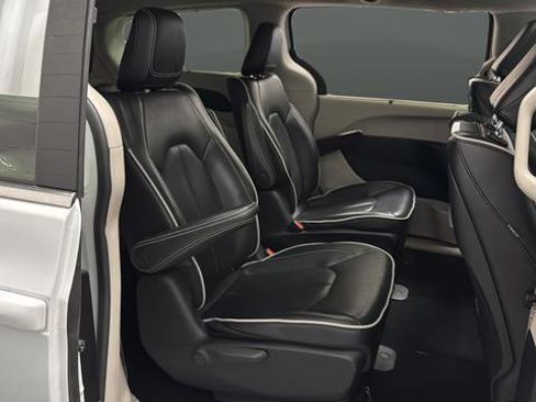 Used 2023 Chrysler Pacifica Limited w/ Uconnect Theater Family Group FWD image 26
