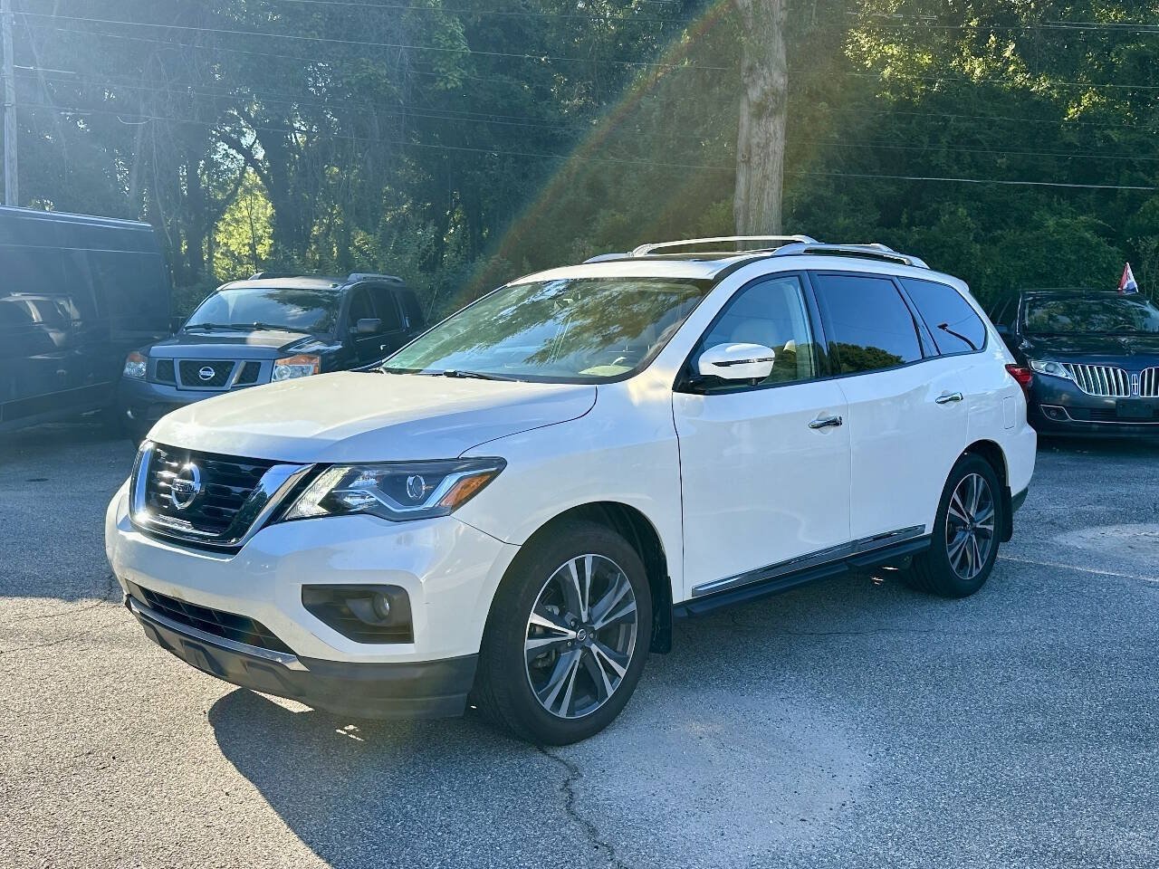 Used 2020 Nissan Pathfinder Platinum FWD image 3