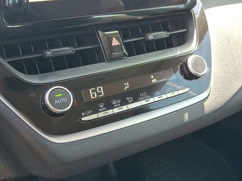 Used 2024 Toyota Corolla LE w/ LE Convenience Package FWD image 16