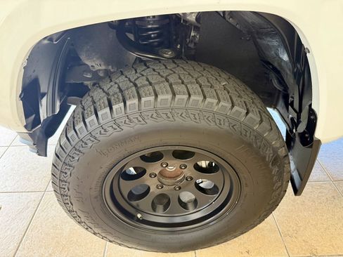 Used 2019 Toyota Tacoma SR5 RWD image 33